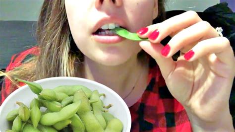 A pod of edamame, preferably organic, a sharp knife, and a plate. Scoop out the beans with your fingers and eat them. Pull the pod open. Discard the pod. Pick up an edamame pod with your fingers. – Rinse the pods in cold water – Boil water and add the pods – Cook for 3 minutes and then remove from the heat – Allow to cool for a minute ...